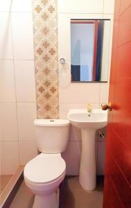 une salle de bain avec toilettes et lavabo dans l'établissement Modern and cozy apartment, à Jaén