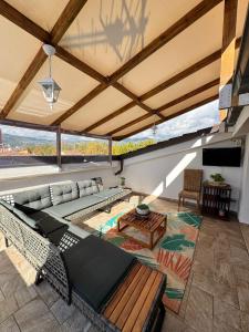 una sala de estar con un sofá y una mesa en La Dimora di Deborah, en Montecatini Terme