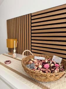 Una cesta de flores colocada encima de un mostrador. en La Dimora di Deborah, en Montecatini Terme