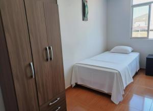 une petite chambre avec un lit et une armoire dans l'établissement Modern and cozy apartment, à Jaén