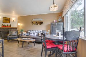 ein Wohnzimmer mit Tisch und Couch in der Unterkunft Big Bear Ski Hideaway! Cozy Cabin with Fenced Yard in Big Bear City Airport