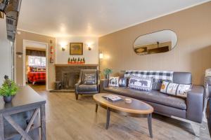 ein Wohnzimmer mit Sofa und Tisch in der Unterkunft Big Bear Ski Hideaway! Cozy Cabin with Fenced Yard in Big Bear City Airport