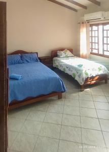 ein Schlafzimmer mit zwei Betten und einem Fenster in der Unterkunft Hospedaje Zea Feria Fexpocruz in Santa Cruz de la Sierra