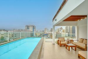 リマにあるSavini 2BR by Gekoの建物が見えるプール