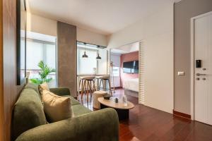 リマにあるSavini 2BR by Gekoのソファとテーブルのあるリビングルーム