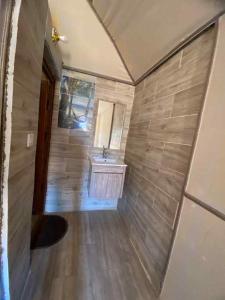 Ένα μπάνιο στο wadi rum camp anas