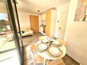 une salle à manger avec une table et des chaises dans une pièce dans l'établissement Relaxing Studio with a private terrace, à Luxembourg