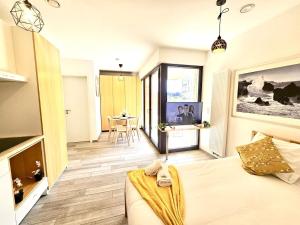 un salon avec un lit et une salle à manger dans l'établissement Relaxing Studio with a private terrace, à Luxembourg 3 autres photos