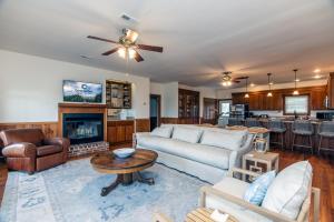 uma sala de estar com um sofá e uma lareira em Sound Choice em Edisto Island mais 44 fotografias