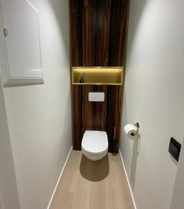 een kleine badkamer met toilet in een kamer bij Apartment Sunset Koksijde in Koksijde +6 foto's