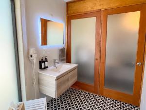 El PorvenirにあるValle Soléaの洗面台と鏡のあるバスルーム +73枚の写真