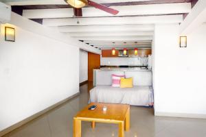 een slaapkamer met een bed en een tafel bij Torre Malibu, PH # 901 in Puerto Vallarta