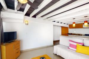 een woonkamer met een bank en een tv bij Torre Malibu, PH # 901 in Puerto Vallarta +13 foto's