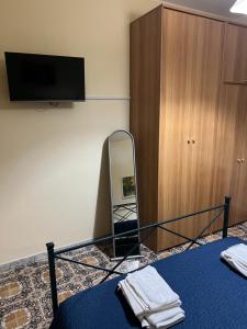 a room with a mirror and a bed and a dresser at Casa Brezza Marina in Scalea