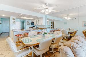 ein Esszimmer mit Tisch und Stühlen und eine Küche in der Unterkunft Plaza 1404 in Ocean City