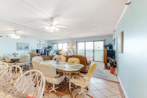 ein Esszimmer und ein Wohnzimmer mit Tisch und Stühlen in der Unterkunft Plaza 1404 in Ocean City
