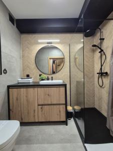 een badkamer met een wastafel en een spiegel bij Apartamenty blisko dworca in Stargard