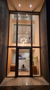 皮纳马尔Departamento 318 en complejo premiun de Pinamar Norte的玻璃门,带吊灯 更多10张照片