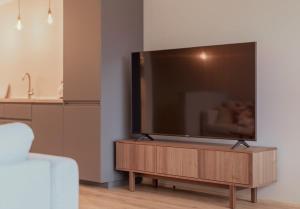 TV a/nebo společenská místnost v ubytování By the sea - Bådehus med Spabad og gratis Parkering