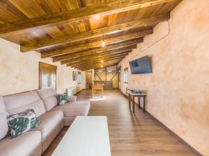 un salon avec un canapé et une télévision dans l'établissement Alanacasarural, à Mondéjar