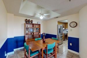 una sala da pranzo con tavolo in legno e sedie blu di Sugar Top 2212 a Sugar Mountain