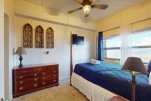 una camera da letto con un letto, un comò e una finestra di Sugar Top 2212 a Sugar Mountain Altre 36 foto