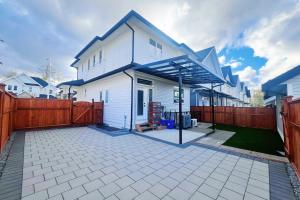 a white house with a wooden fence at Kris Anclam in Langley