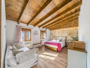 une chambre avec un lit et un canapé dans une pièce dans l'établissement Alanacasarural, à Mondéjar 54 autres photos