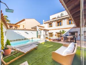 une image d'une villa avec piscine dans l'établissement Alanacasarural, à Mondéjar