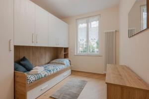 a small bedroom with a bed and a window at La Casa di Biancaneve in Recco