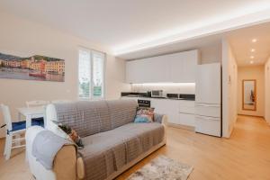 a living room with a couch and a kitchen at La Casa di Biancaneve in Recco