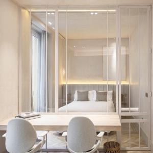 een kamer met een bureau, 2 stoelen en een bed bij Bombonera in Jerez de la Frontera