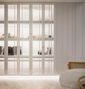 een kamer met witte glazen deuren met boekenplanken bij Bombonera in Jerez de la Frontera