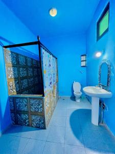 非斯Blue Star Hostel的蓝色的浴室设有水槽和卫生间