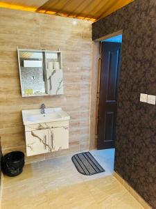 Ένα μπάνιο στο wadi rum camp anas