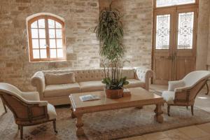 Posezení v ubytování Sunstone Villa the Avignon Suite + 27 fotografií