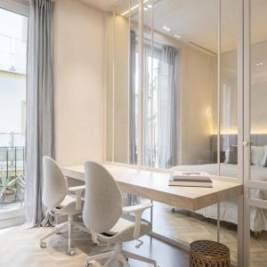 een kantoor met een grote spiegel en een bureau met stoelen bij Bombonera in Jerez de la Frontera