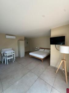 een slaapkamer met een bed, een tafel en een tv bij Casa e Cori in Acireale +41 foto's