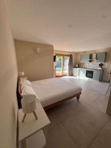 een grote slaapkamer met een bed en een keuken bij Casa e Cori in Acireale