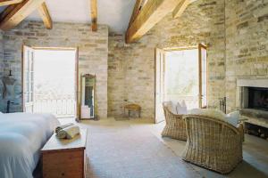 Postel nebo postele na pokoji v ubytování Sunstone Villa the Brittany Suite