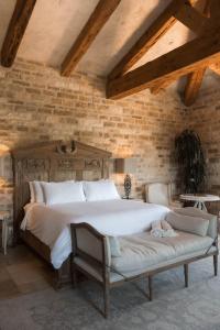 Postel nebo postele na pokoji v ubytování Sunstone Villa the Tuscany Grand Suite