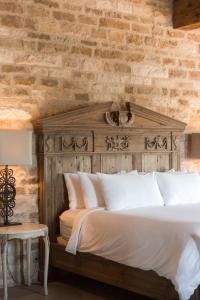 Postel nebo postele na pokoji v ubytování Sunstone Villa the Tuscany Grand Suite