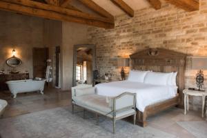 Postel nebo postele na pokoji v ubytování Sunstone Villa the Tuscany Grand Suite