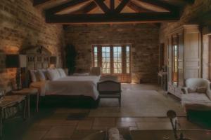 Postel nebo postele na pokoji v ubytování Sunstone Villa the Tuscany Grand Suite + 43 fotografií