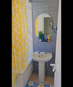 Ένα μπάνιο στο YouShelter +2 φωτογραφίες