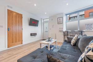 Posezení v ubytování Central 2 Bedroom Apartment with Free Parking Sleeps 8 & Walk to City Centre & Arena