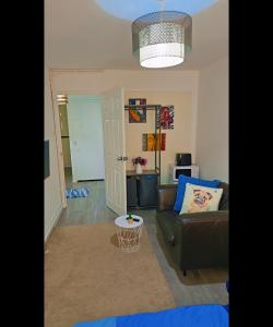 una sala de estar con un sofá y una mesa en YouShelter, en Londres