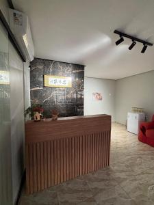 a lobby with a reception desk in a room at Pousada Luz do Norte in Macapá