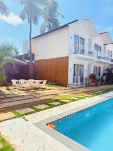 Πισίνα στο ή κοντά στο Ashvem beach resort by Tvessa