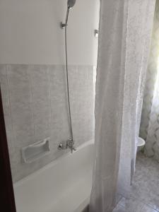 y baño con ducha, bañera y aseo. en Rooms Franca la Sarta, en Castellana Grotte